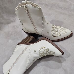 MIA Cheyenne Embroided/Pearl Accent Zip Top Ankle Western Style Boots